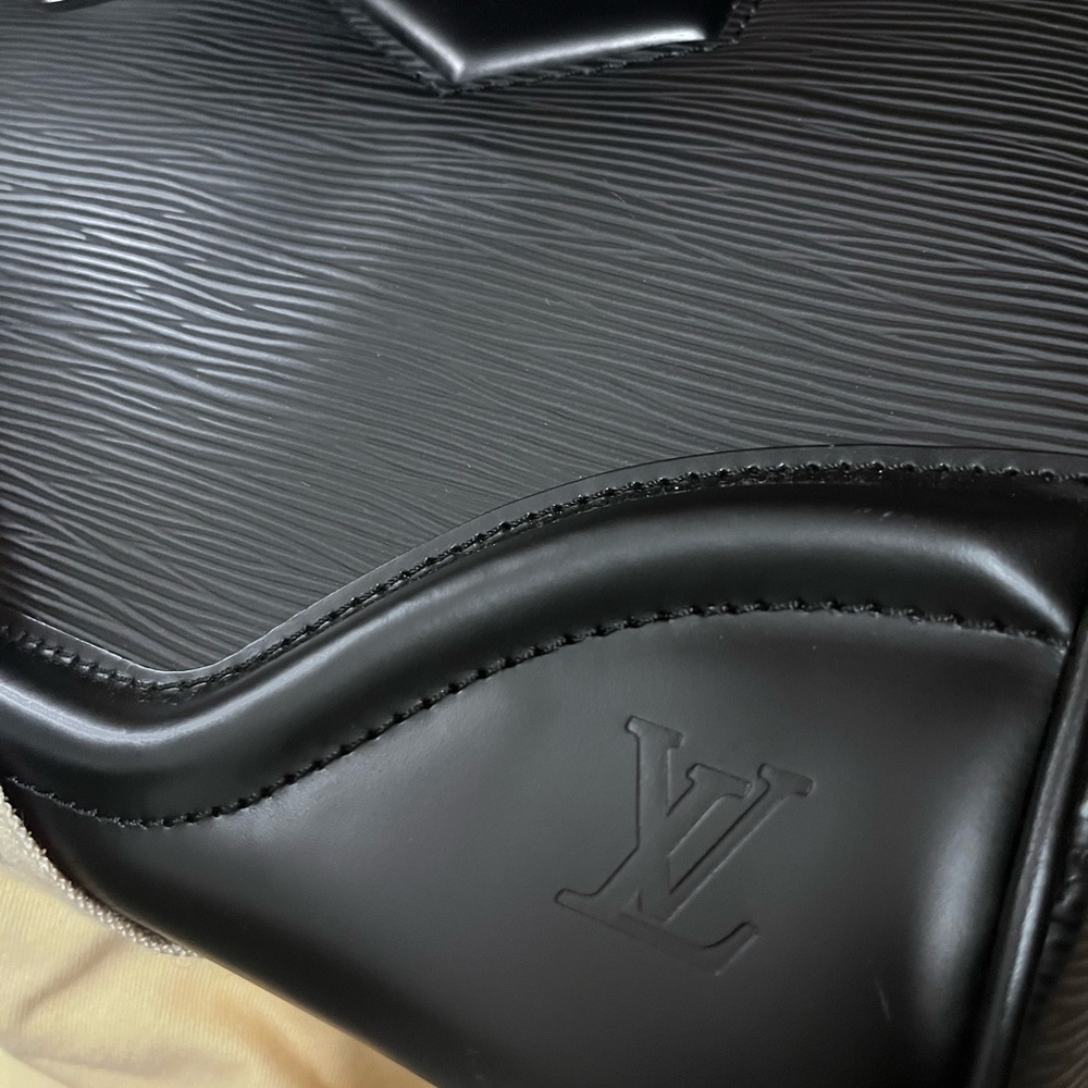 Women’s Louis Vuitton Purse - Picture 10 of 15